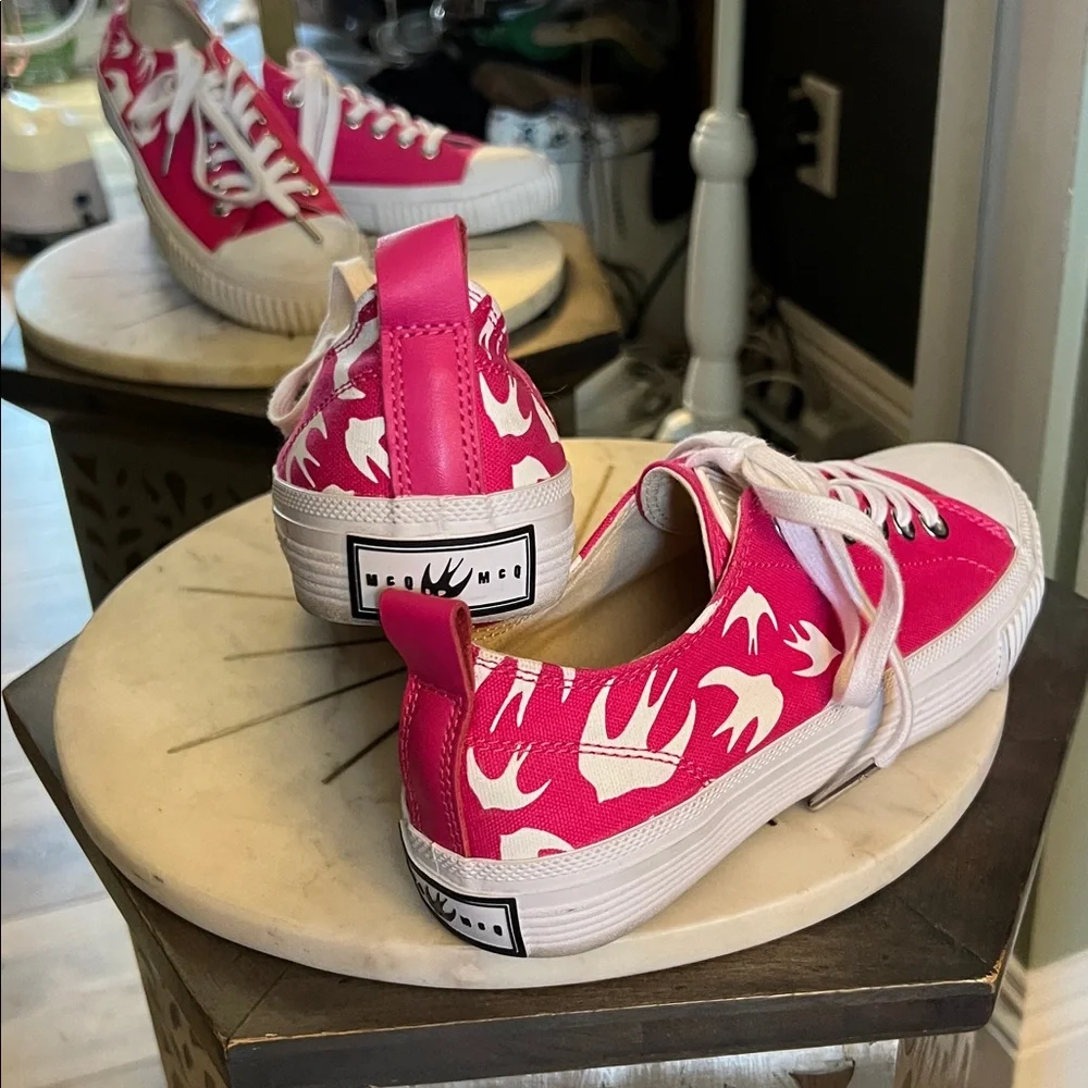 🛑 1 hour sale. Alexander McQueen McQ, 7.5, Magenta &  White Swallows, Sneaker